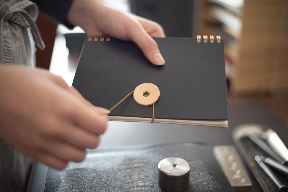 紐をくるくる巻いて留める封かん留めタイプ